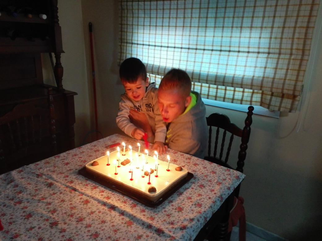 SilviCristian's tweet photo. Buenisima la tartita de mi niño con mucho amor jiji 🍰💜 @xileno95  os quiero http://t.co/JZTMy1BI66