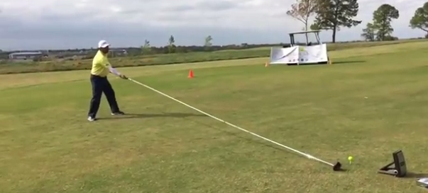 The42_ie's tweet image. Texan golfer breaks Guinness World Record using 20ft driver: tsc.re/1x484k1