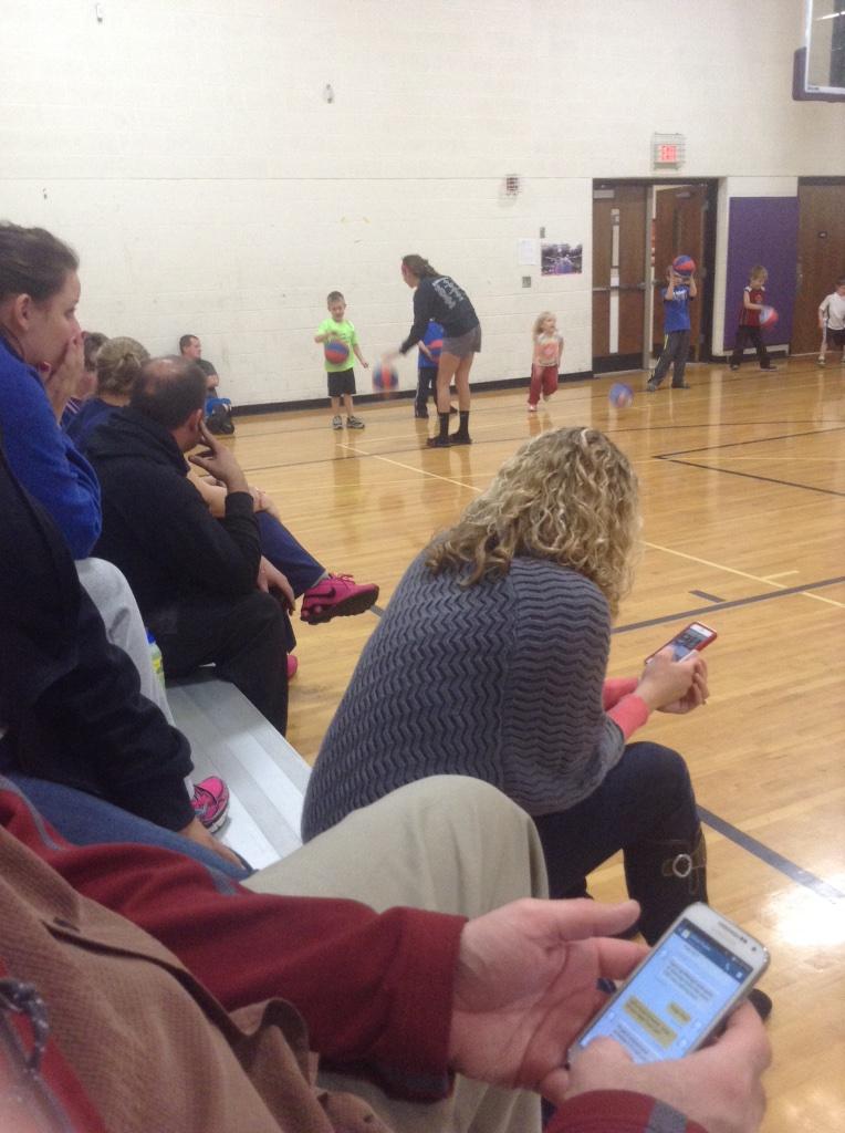 Brenden_Buccill's tweet photo. #AlexFromFarwell's gf at hoop zone @alex_adailey03 http://t.co/ggdxcYVSG0