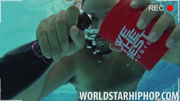 miilkkk's tweet photo. Look at this fantastic idiot pouring drink underwater http://t.co/itF7g9jvRI