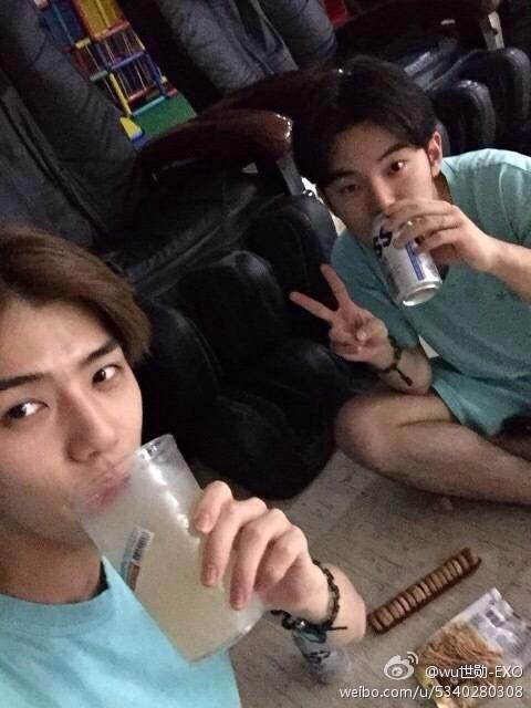nekomiinz's tweet photo. แหมมมมมมม พ่อดื่ม Breezer (lime)🍸 ลูกดื่ม cass 🍺 (กับ cracker) แหมมมมมมม #2Wu #2吴 #WuYifan #Sehun #吴亦凡 #吴世勋 😘👏 http://t.co/KLynBsbq9I
