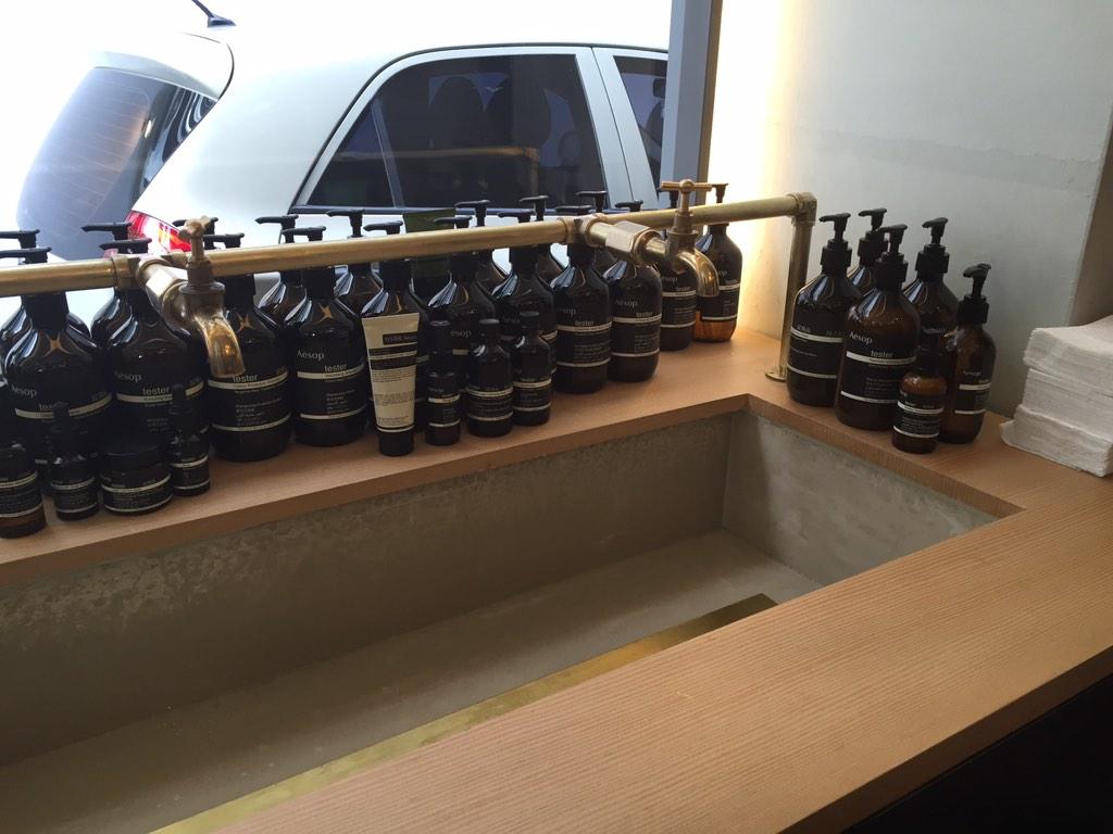InStyle_korea's tweet photo. 인텔리전트 스킨케어 브랜드 #이솝 #Aesop 의 국내 첫 시그니처 스토어가 가로수길에 오픈했답니다. 통나무 싱크에서 핸드마사지를 받으니 손에 아로마향이 가득하네요. 이제는 가로수길에서도 이솝을 만나보세요. http://t.co/yUmAIYoIss