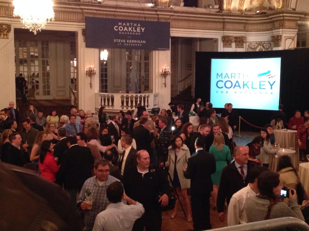 KateMerrill's tweet photo. Music is now off. Bar is now closed. Party is over. People still hanging here at @marthacoakley #wbzelection http://t.co/iQwi92MDQ2