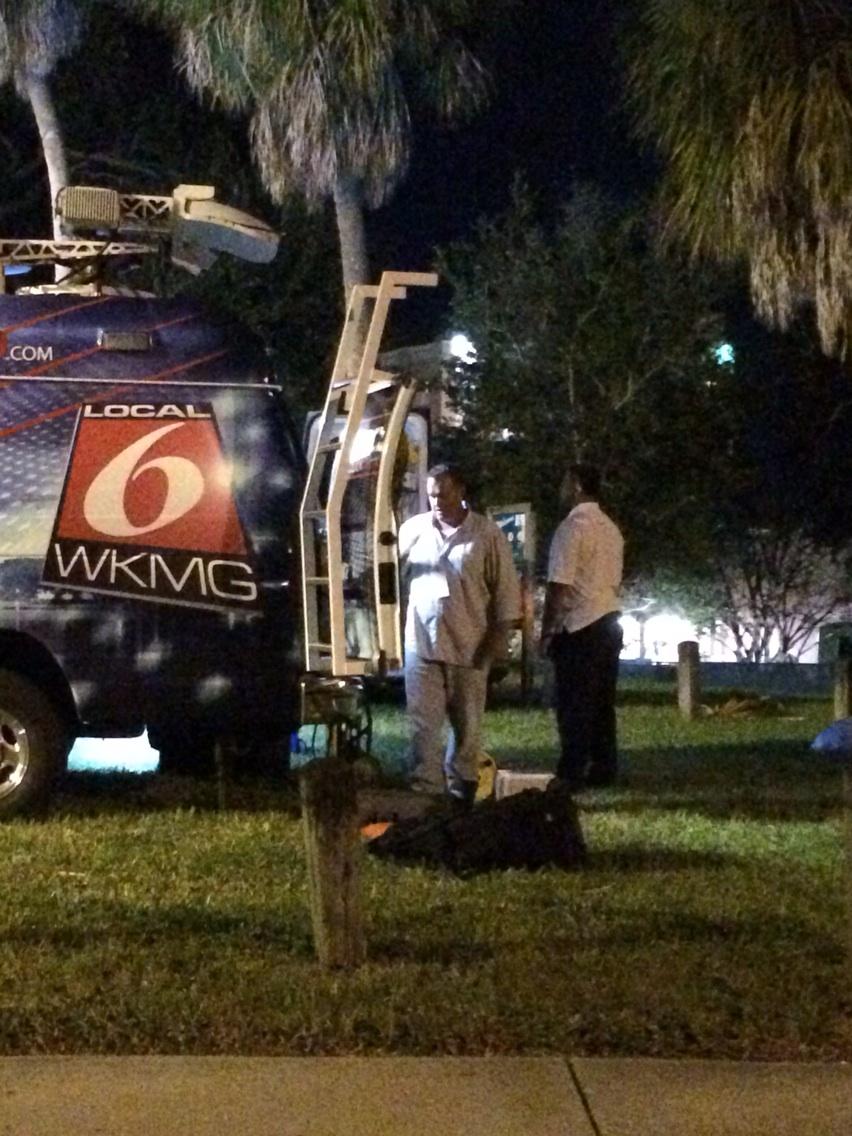 GingerGadsden's tweet photo. Long after we are off the air there is still work to be done. Those cables don't recoil by themselves. #almost1am http://t.co/sJkTYdFvuU