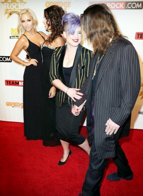 KellyOsbourne's tweet photo. Check out this brave bitch giving my dad #SexyEye while he is holding my hand on the red carpet! #Hilarious http://t.co/nXpJ6Y1E0J