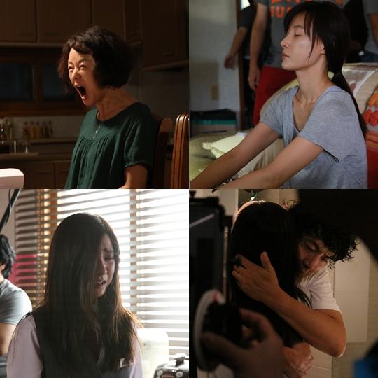 영화 '현기증'에 출연한 김영애와 김소은의 촬영현장 사진 공개! 한껏 감정을 끌어올려 소리지르는 김영애와 외로움에 오열하는 김소은, 배우들의...