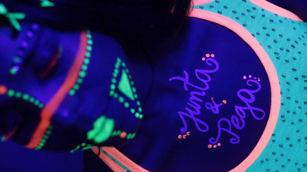 JuntayPega's tweet photo. @la calma presente en @JuntayPega lista con sus colores brillantes para iluminar @clubmatta http://t.co/oP9l678Ilk