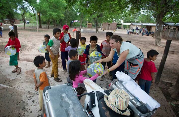 RidingReporters's tweet image. 30 wereldbollen uitdelen aan Wichí-indianenkinderen namens de donateurs aan onze stichting! Topmoment.