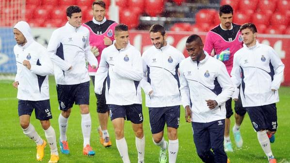 FansTello37_ID's tweet photo. Cristian Tello with teammates during training session #championsleague #ucl http://t.co/Lc33U8YdCx
