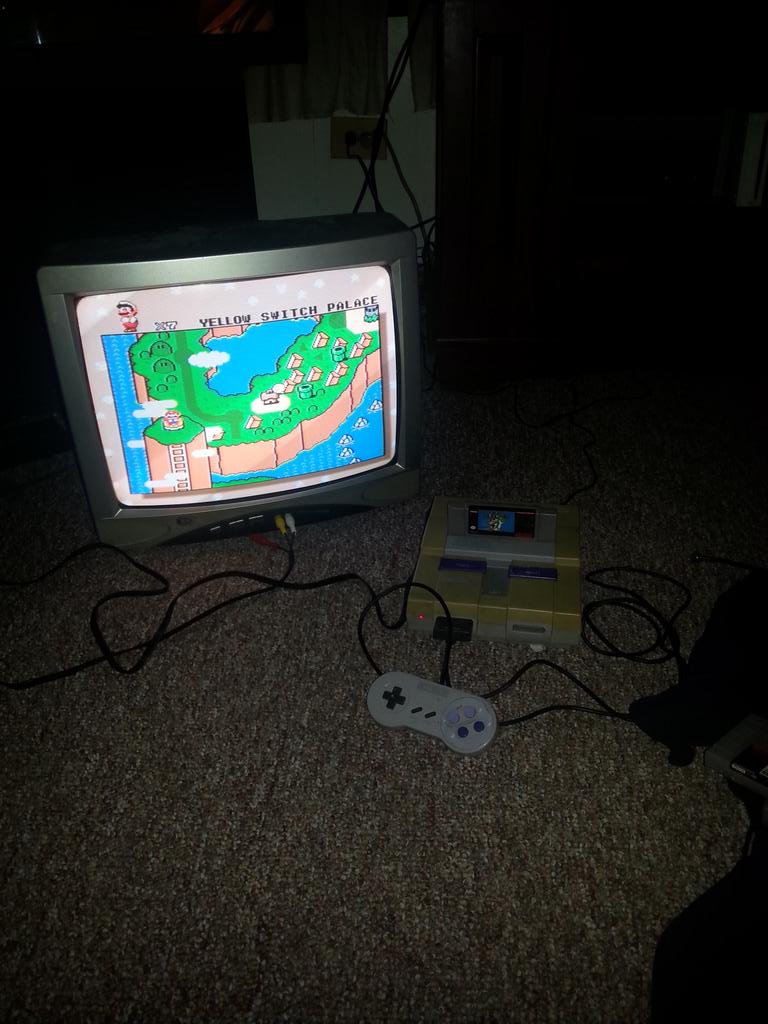 marsharae1231's tweet photo. Totally rocking the Super Nintendo! #oldschool #supernintendo #geek http://t.co/nLFLvHwjpz