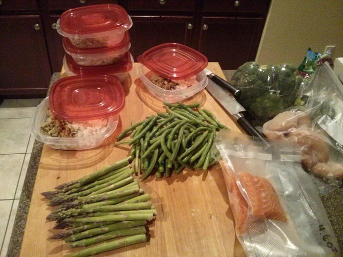 Portioning my 6 meals a day out for the next few days. Fish, chicken, turkey, rice n greens #fitchick<a href="/tag/gymlife"class="tags"><span>#gymlife</span></a><a href="/tag/fitchick"class="tags"><span>#fitchick</span></a>