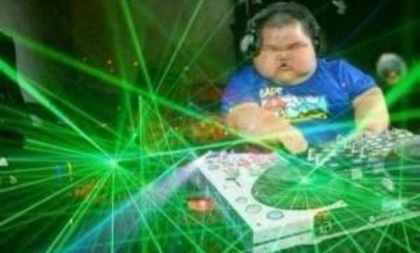 StumblerTop's tweet photo. When your friend gives you the AUX cord http://t.co/gFyam8srhM