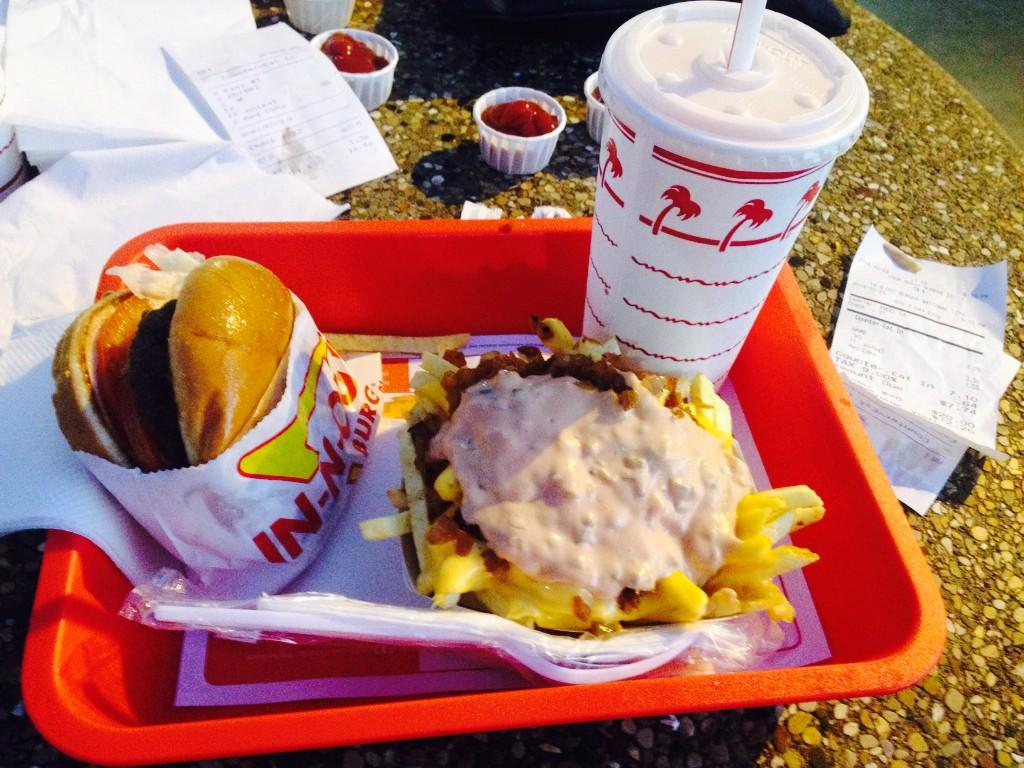 kariale27's tweet photo. Ir a mi tj y cruzar a San Diego por una in-n-out yumi yumi 😉 http://t.co/KDKmPvlPwF