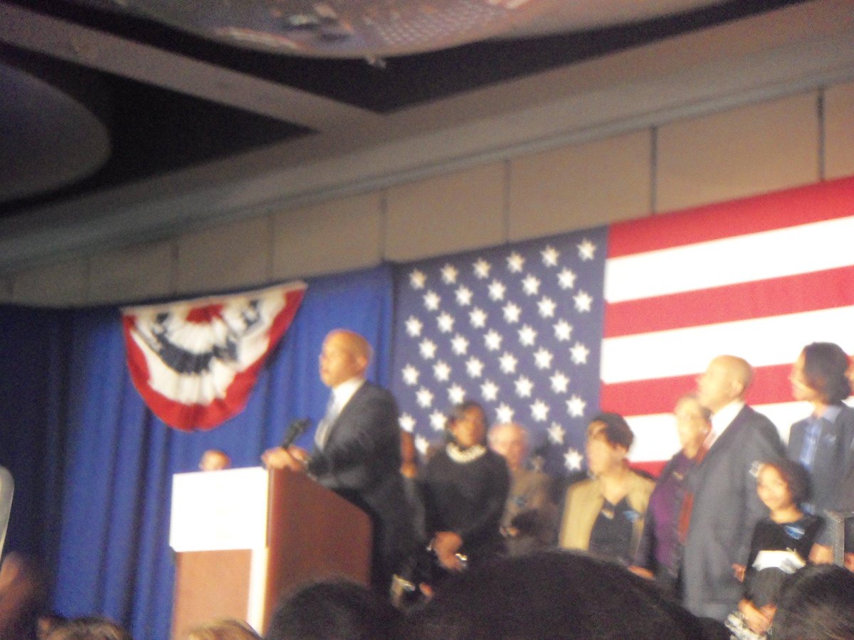 saliali10140's tweet photo. @CoryBooker @Booker4Senate @Students4Booker @CoryBookerFans #mommaBooker #everyonecried #family #Election2014 http://t.co/OX5TBZXGaB