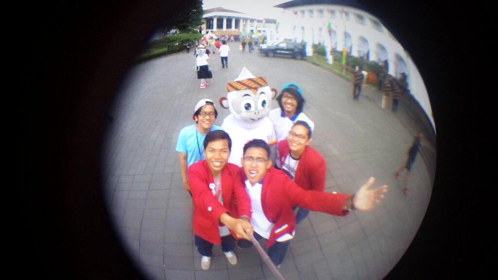 lukmankosasih's tweet photo. Maskot PON Jabar, di acara Hut Jabar, Gedung Sate Bandung , Bangga #maskotmangsurili #lateselfie @humasjabar @infobdg http://t.co/75WlxgT3dM
