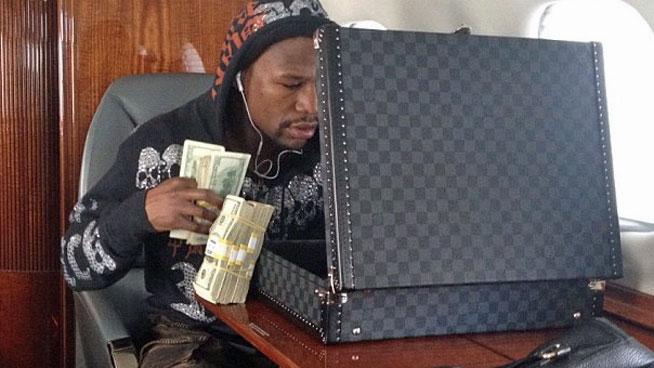DeportesCuatro's tweet photo. Floyd Mayweather vuelve a ser el deportista más rico y presume de ello en sus redes http://t.co/9GRj4OVP6F http://t.co/H6JSMbdlFU
