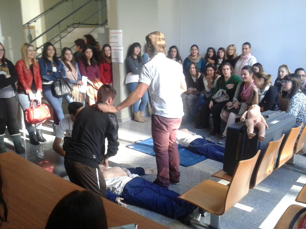 UniHuelva's tweet photo. Aprendiendo a salvar vidas. #SemanacienciaUhu http://t.co/lhzJpovwit