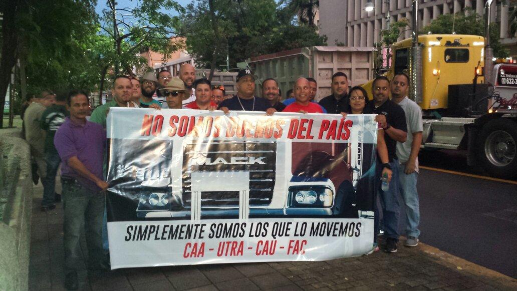 skytrafficpr's tweet photo. CAMIONEROS: "No somos dueños del país. Simplemente, somos los que lo movemos". Vía @PriLorenzo03 http://t.co/9lW8Uu7Y1A