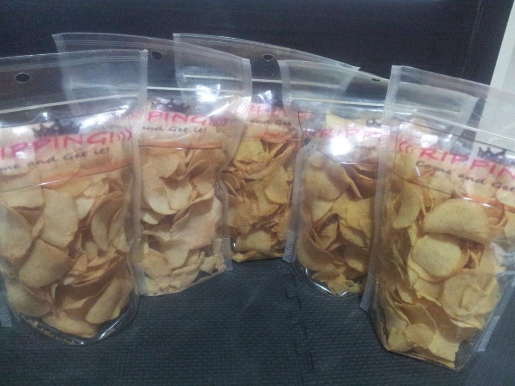 Mempersembahkannnn inovasi baru!! Produk unggulan kami keripik rasa kari ayam dan ayam bakar (pedas/normal)