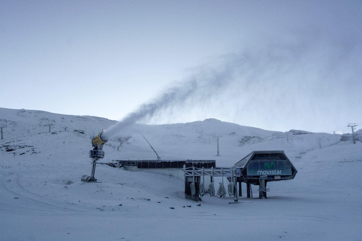 websierranevada's tweet photo. Y activamos cañones de producción de nieve... ¡esto se va animando! http://t.co/TsiUDZoQb4 #monodenieve #SierraNevada http://t.co/snMSsHmJSc