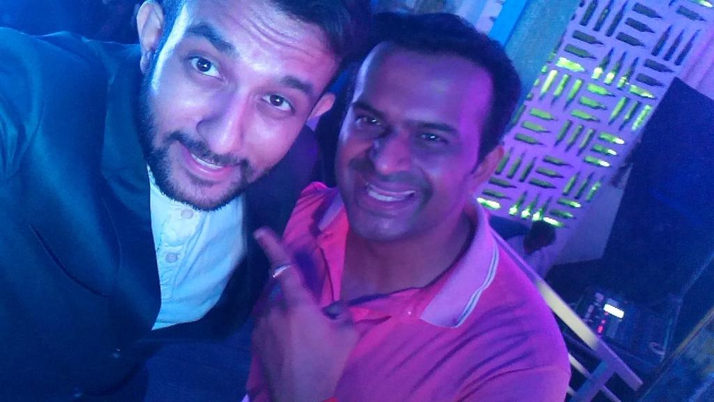 vee_aar93's tweet photo. Hosted last night in the midst of this legend @sidkannan #spotlightcrazy http://t.co/EQkH4RjxOK