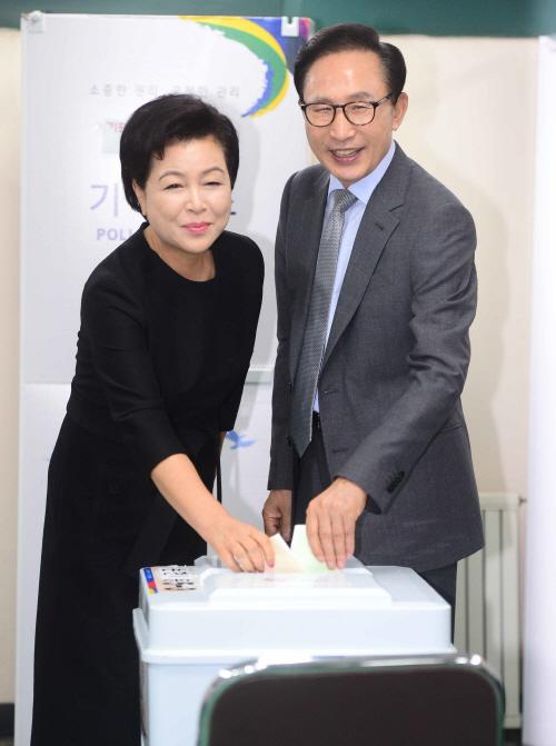 Twit_Stagram's tweet image. 국민 10명 중 9명은, 부실공사 "4대강사업"에 이명박씨와 그 세력들이 책임져야 한다는 여론조사가 나왔습니다
(주)마크로밀엠브레인"에 따르면, 무려 90.1% 입니다

동의하신다면, #무한RT 부탁드립니다.