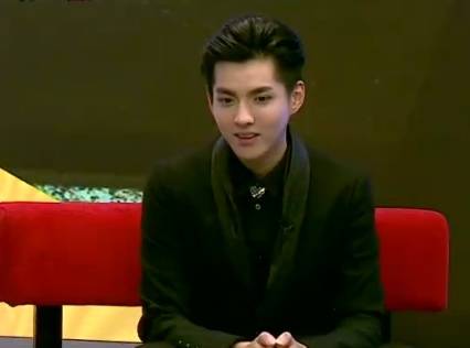 i_spearfan90's tweet photo. แม่คะ หนเมาความหล่อของพี่เค้า ทำไงดี 😂😂😍😚😘😘😙😗 #WuYiFan #HelloActorWu http://t.co/ELw8oxJLgi