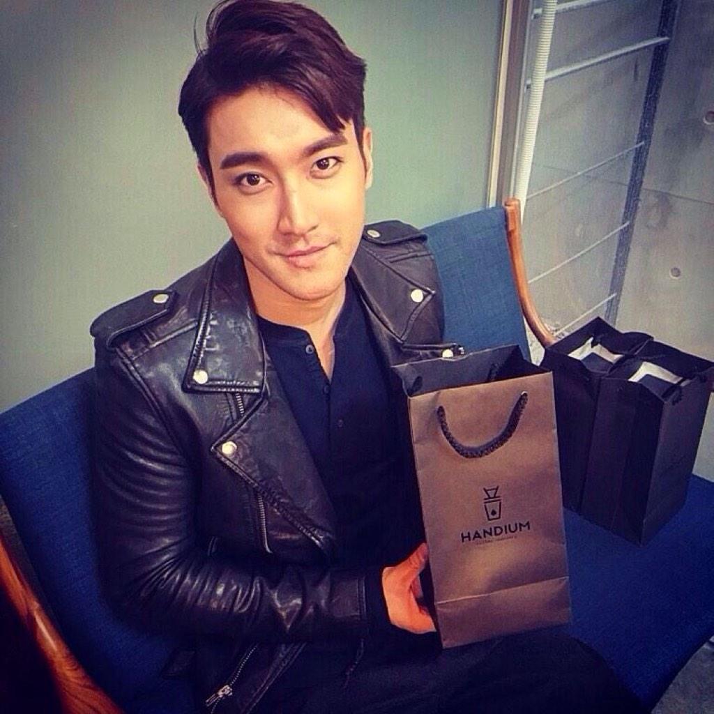 SuJuUpdate's tweet photo. شكراً #HANDIUM لإرسالكم القهوه المركزة بينما كنت اصور :^)
@siwon407 http://t.co/NUO22EDbHN