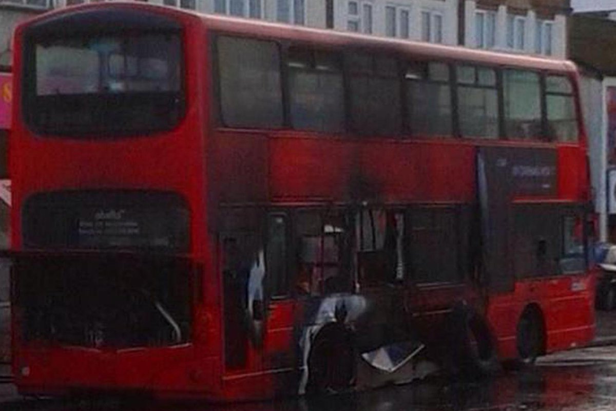 xHollyHellzx's tweet photo. Panic as passengers flee bus moments before it blows up in south London street http://t.co/fR9Yj5o1Mc http://t.co/CovsE3E6Sf😔😔😔😔😔