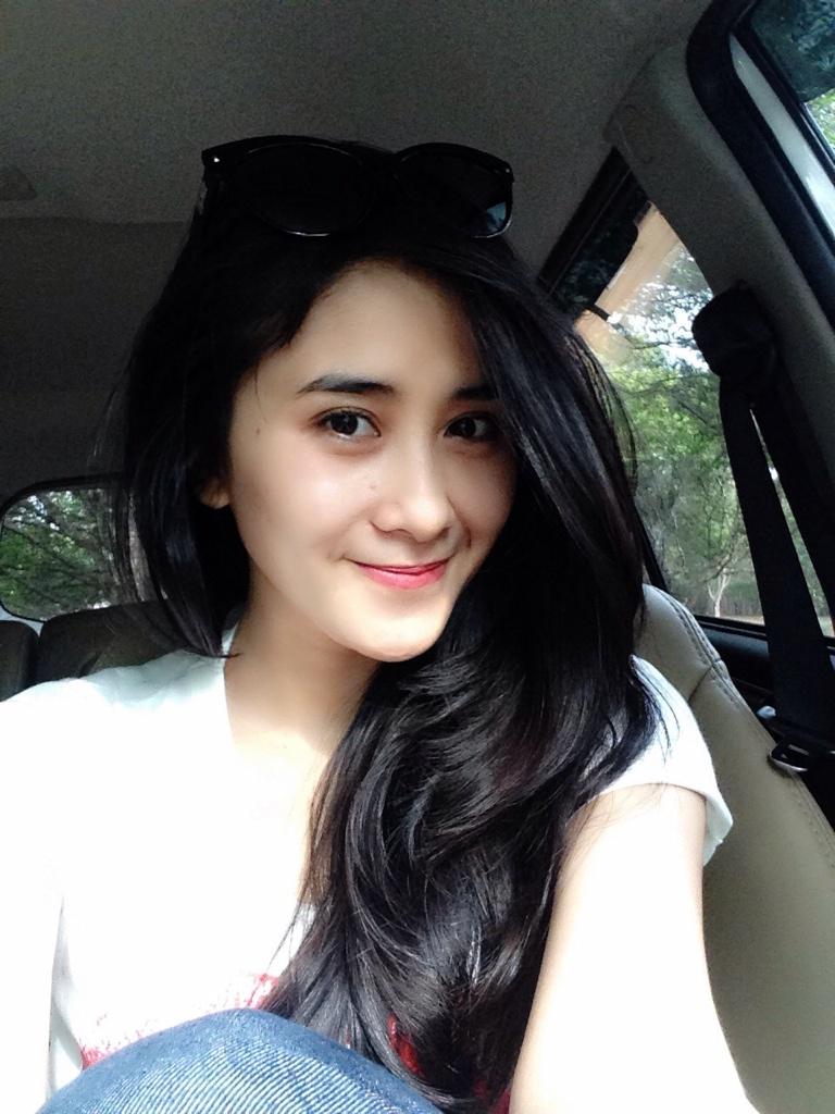 Artis FTV pertama yg gue suka,, yeah <a href="/ryana_dea/">Ryana Dea</a> 
dalam FTV "Every body Hate Janice"