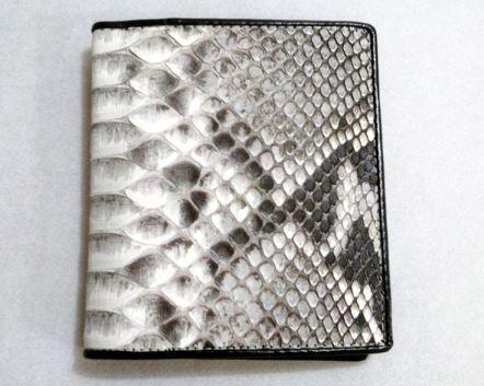 천연 파이턴 가죽 남성 지갑 멋지고 럭셔리하네요^^ 파이턴은 아나콘다 물뱀 가죽이죠~! 럭셔리한 소재와 디자인이네요 상세 및 구입처) auction.kr/iBIOQck