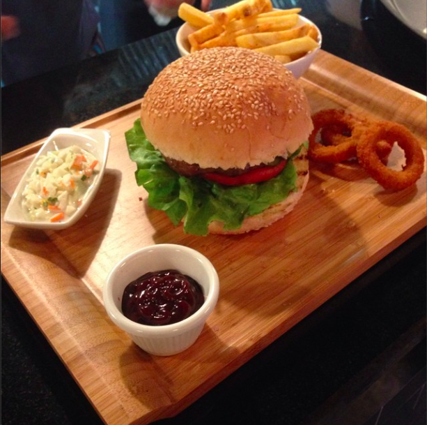 Bu öğlen;
Boon'un klasik kocaman hamburgeri ile masadan aç kalkmazsınız.