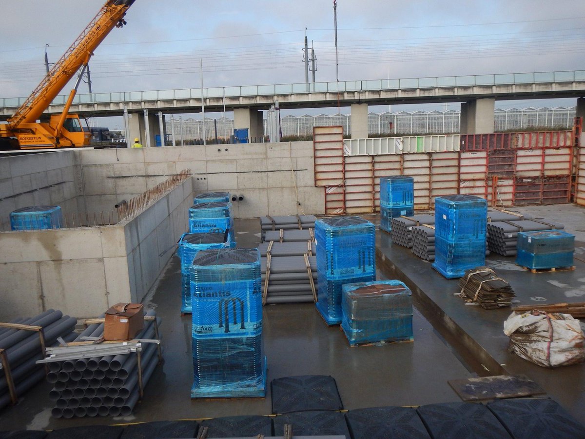 WaterblockBV's tweet photo. Het dek van de #AquaReUse bergingskelder in Bleiswijk wordt gebouwd met #Watershell Prachtig innovatief project. http://t.co/1JVg8xGvcT