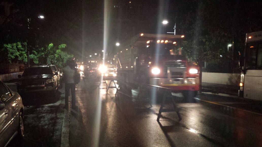 PriLorenzo03's tweet photo. Manifestación camioneros: Comienzan a llegar Ave. Ponce de León Miramar.1carril cerrado #noticentroamanecer @WapaTV http://t.co/857xkqLU1W