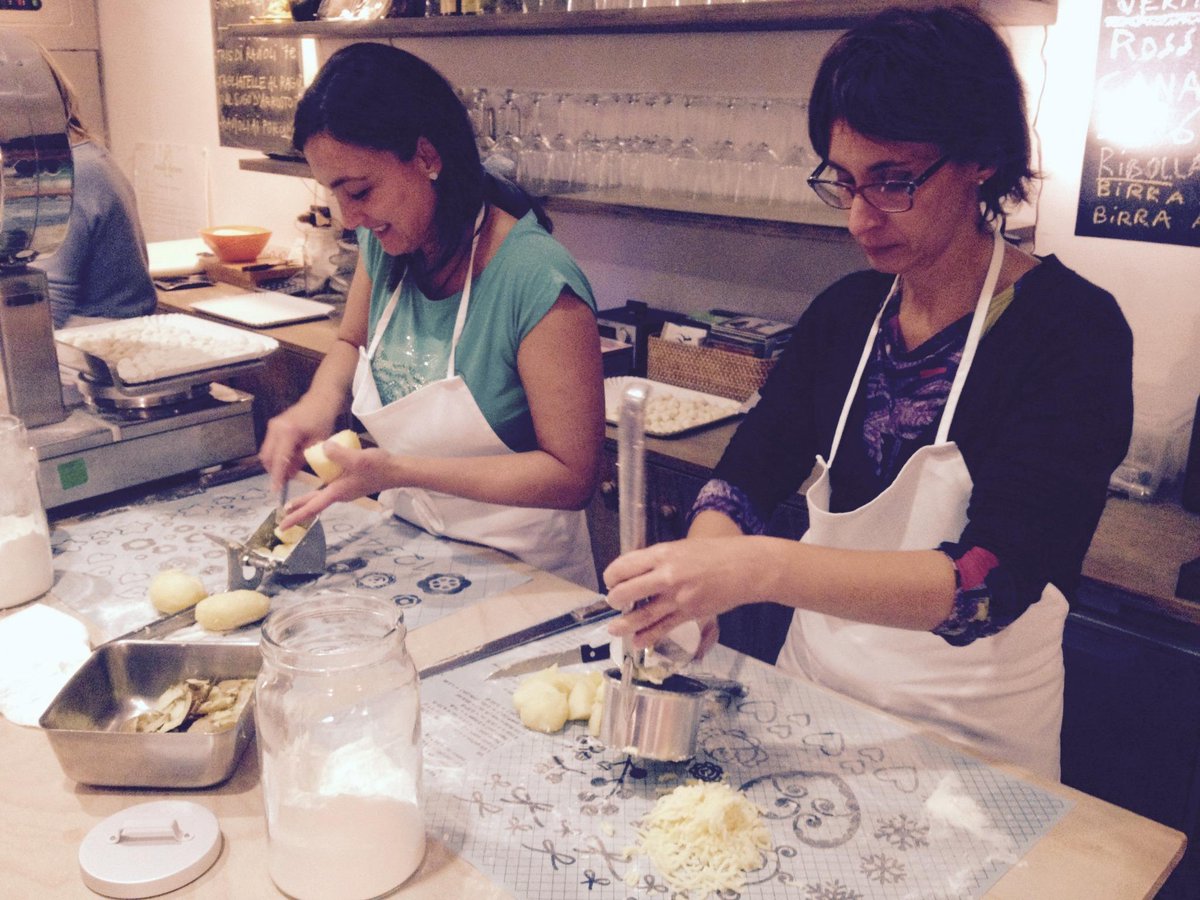CorsiCorsari's tweet photo. Ed ecco le nostre pastaie all'opera con gli #gnocchi al #PastificioBrambilla di #Milano http://t.co/qJT16G4ZWH