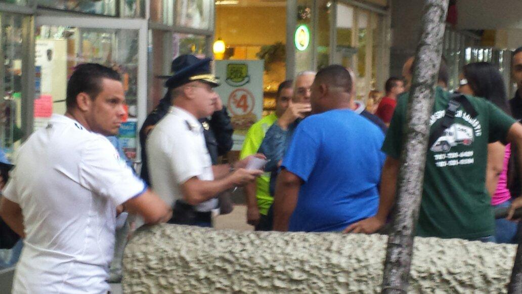 PriLorenzo03's tweet photo. Camioneros se movilizan hasta el dpto del Trabajo. #ley22 #noticentroamanecer @WapaTV http://t.co/1ur0N3bXCw