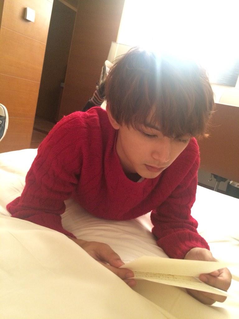 吉沢亮 Staff 本日は アオハライド 完成披露試写でした 明日のワイドショー等チラッと映るかも 会場ではまだ上映中ですが こちら一足お先に終了致しました ご来場頂いた皆様 是非ご感想等お待ちしております 空き時間 ファンレター読んでました