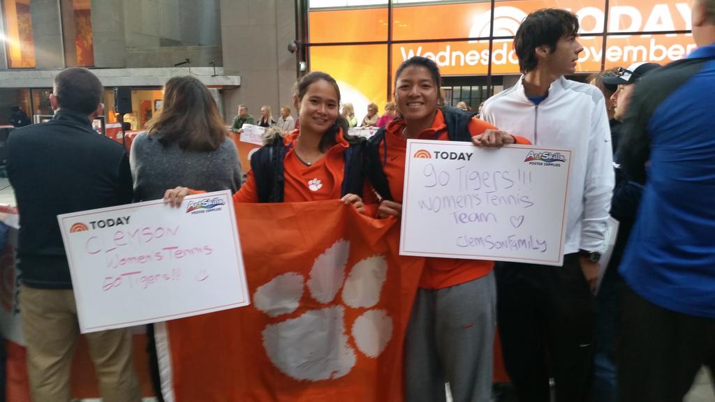 Clemson women's tennis is in here!! <a href="/TODAYshow/">TODAY</a> <a href="/ClemsonTigers/">Clemson Athletics</a> <a href="/CUJeffKallin/">Jeff Kallin</a> @ClemsonPrez <a href="/NattyG29/">Natalie Gonzalez Honnen</a> @ClemsonDRad