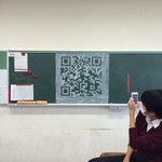 黒板に描かれたQRコード。スキャンすると野々村氏の公式ブログだった!
