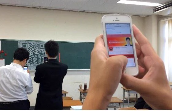 黒板に描かれたQRコード。スキャンすると野々村氏の公式ブログだったwww