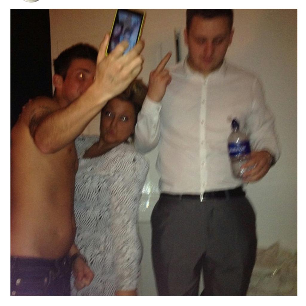JordanMurphy_25's tweet photo. @daniellefinanX @JordanCoulter7 love this photo we are all just in our element haha ! #OutMaFace http://t.co/UK2G89qliW