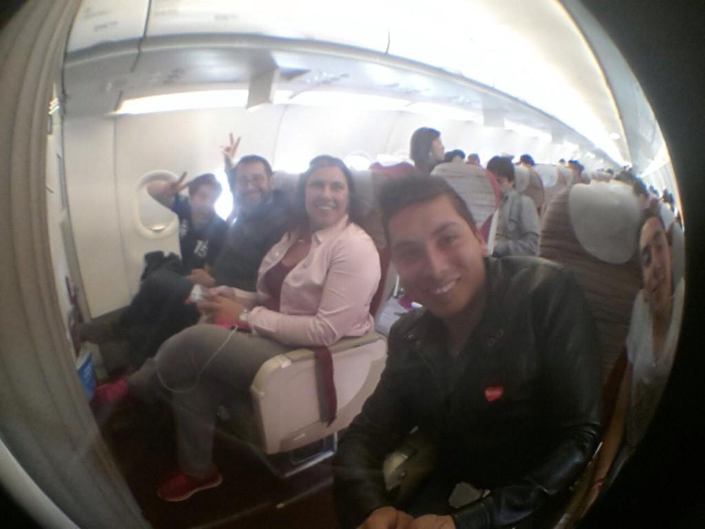 GrilloAranguiz's tweet photo. Ya en el avión rumbo a Arica. Comienza la #girateleton @Karol_LuceroV @Lavivirocks @fuentesilva @ClauGuzMar http://t.co/raqUsukB6Z