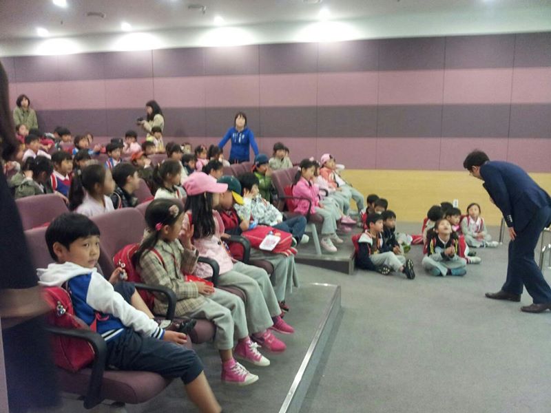 newkoreaksm's tweet image. 국회견학을 온 유치원생 한명이 물었다 국회의원들은 잘 싸워요? ㅡ..ㅡ;; 그토록 깨끗하고 순수한 눈망울로 본 국회의원의 모습!  탐욕과 정쟁을 위한 폭력이 아니라....goo.gl/Y43wMZ