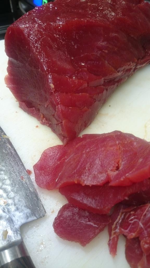 Davidlasenda's tweet photo. Salta a la vista que los ingredientes que usamos no son de calidad... El atún de nuestro tartar, puro espectáculo http://t.co/3Pgphfqxaj