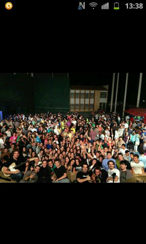 IvanMaudos's tweet photo. Perales!!!gran festivalll!! http://t.co/OA1zW2r3st