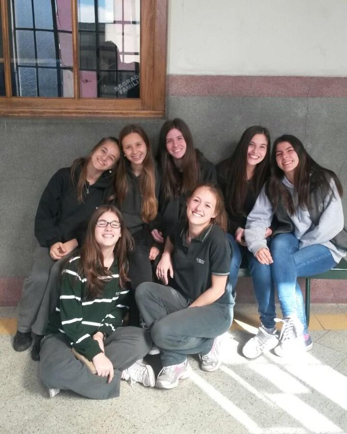 valeterzaghi's tweet photo. amigas lindas <3<3<3<3<3 #laspu http://t.co/K9J1Mm0xdK