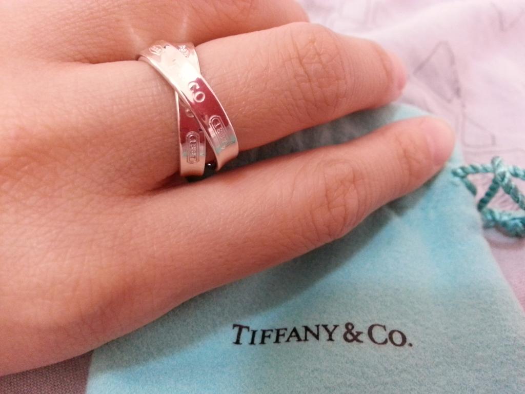 JeannyTV's tweet image. 1 of 3 pieces opened. Should I film myself opening the other 2? @TiffanyAndCo #interlockingrings #love #obsessed