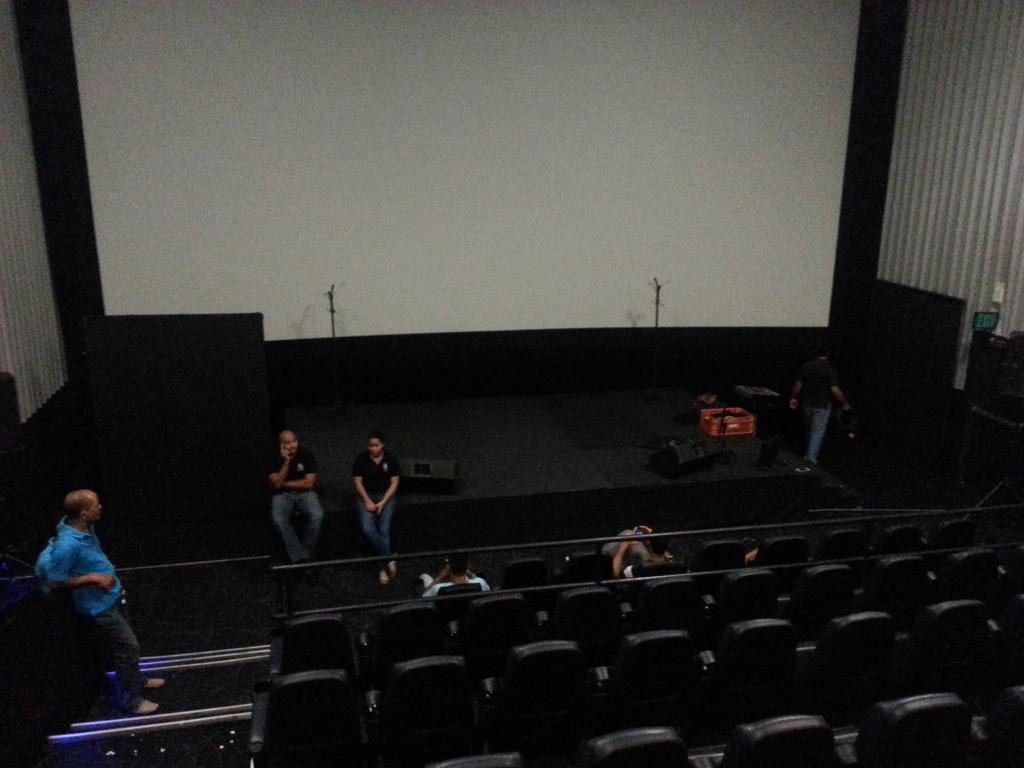 LocosXTeatro's tweet photo. Montaje ahora mismo @RonBarceloRD  #LumyYGerald @lumylizardo @GeraldOgando @caribbeancine  @Galeria360 http://t.co/eqmC0CSDdo