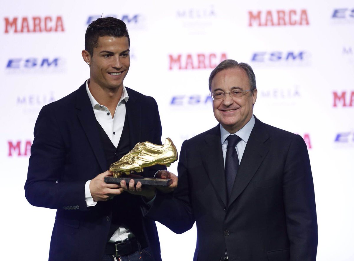 LaLiga's tweet photo. .@Cristiano recibe la Bota de Oro como máximo goleador europeo.31 goles en la Liga BBVA 13-14. http://t.co/aZh6l6Me6i http://t.co/knnJRH4QSM