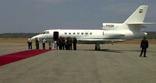 Magherito's tweet photo. En el avión d #PDVSA viajaban la suegra, las hijas y la niñera d @JauaMiranda #ExcursionFamiliar #PeculadoDeUso http://t.co/QCeQH2NZQ9